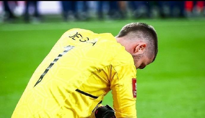 丢冠罪人？曼联门神被骂上热搜！球迷围攻：灾难级发