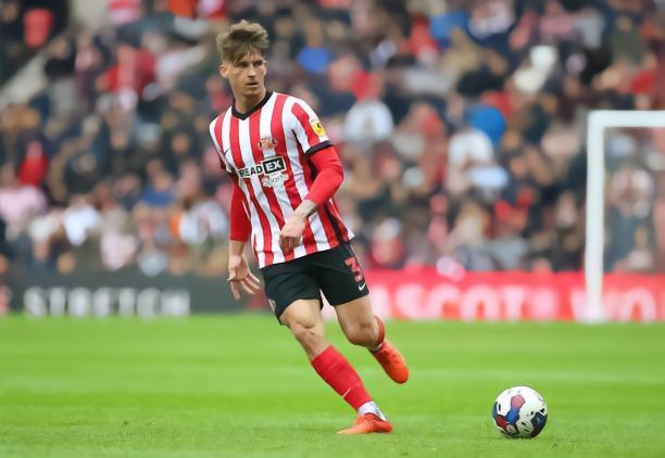 爱尔兰足协目前正与桑德兰21岁的左后卫丹尼斯-西