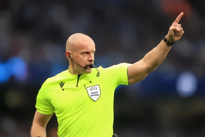 波媒：欧冠决赛主裁未被撤职，因其曾在球员被歧视后吹停比赛