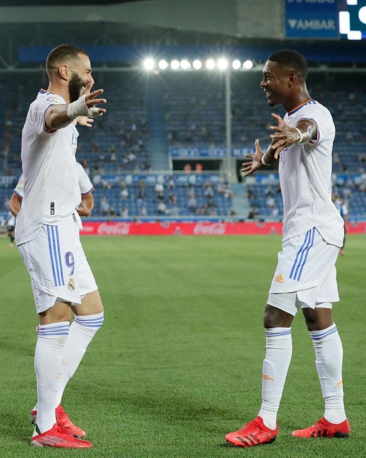 阿拉巴告别本泽马：你是世界最佳前锋，我们会想你的，队长