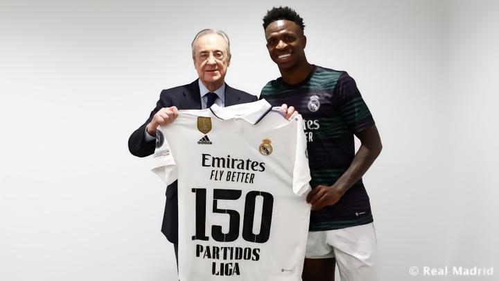 达成西甲150场里程碑，维尼修斯获赠纪念球衣