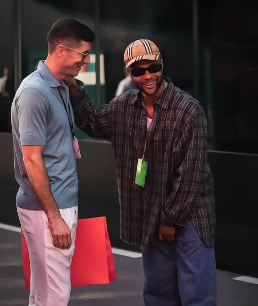 老友重逢，格纳布里现身F1西班牙大奖赛，与莱万聊天