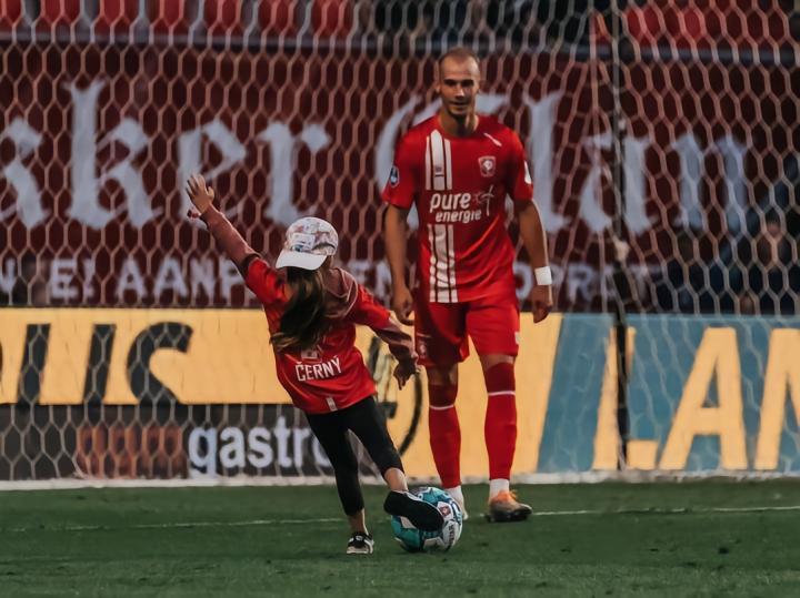 在4-0战胜海伦芬后，特温特边锋、捷克国脚切尔尼