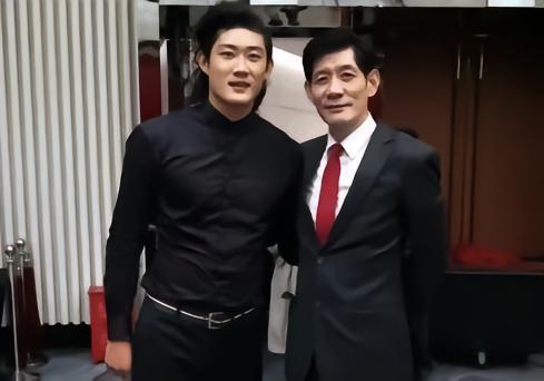 青媒：张之臻父亲是海牛名宿张卫华，结婚时还穿夺冠定制西装