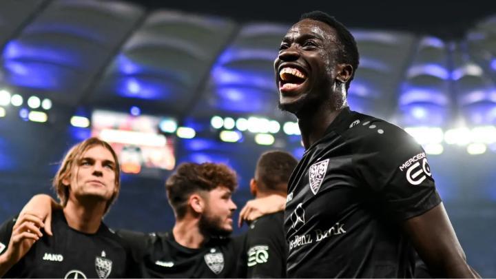 22-23赛季的德甲落幕，拜仁夺冠，沙尔克、柏林赫塔降级