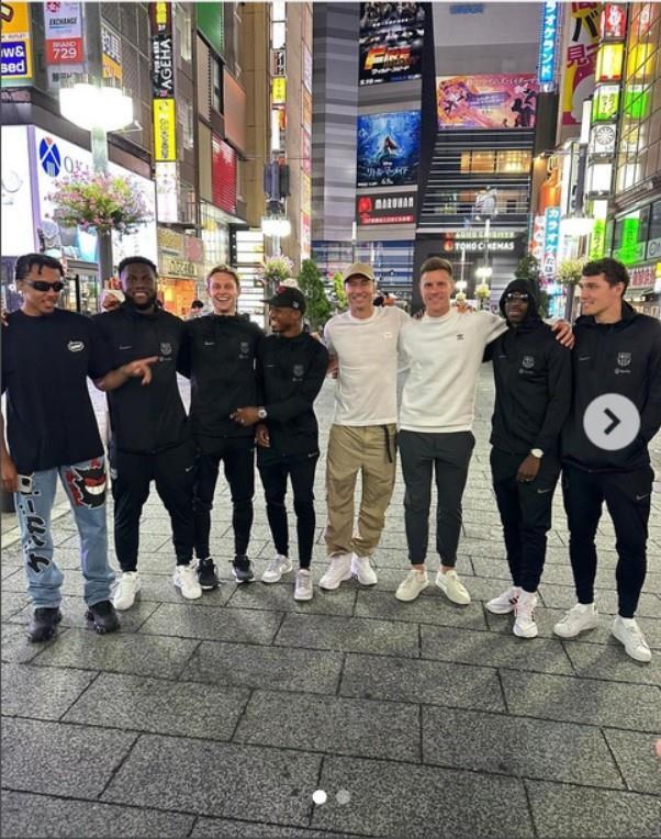 抵达日本，莱万晒与队友在新宿歌舞伎町的合影