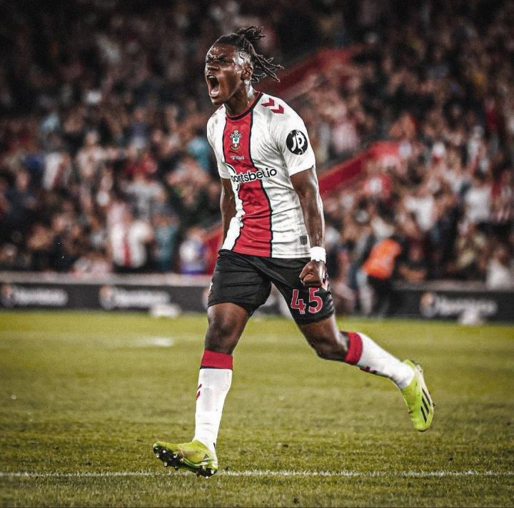 切尔西转会目标拉维亚在去年世界杯期间，向蓝军传奇