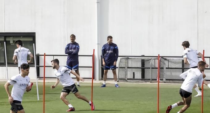 瓦伦西亚球员拿到了保级奖金，球员们曾自掏腰包报销球迷旅费