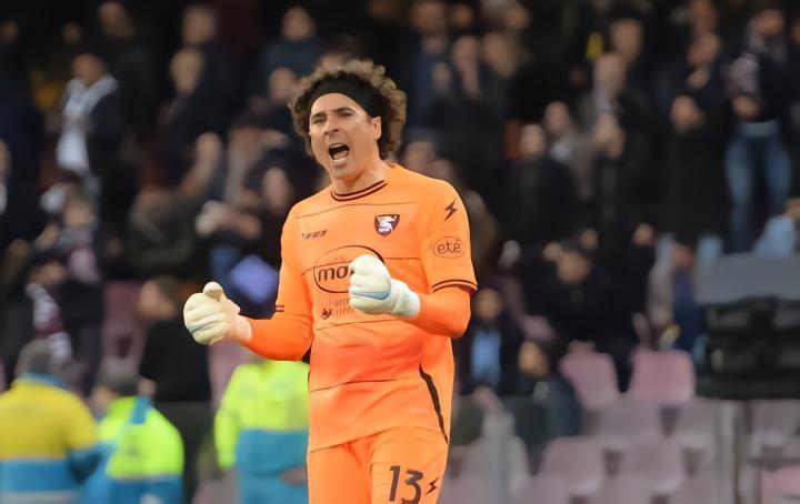 据《全市场》报道，墨西哥国门奥乔亚今夏不会去米兰