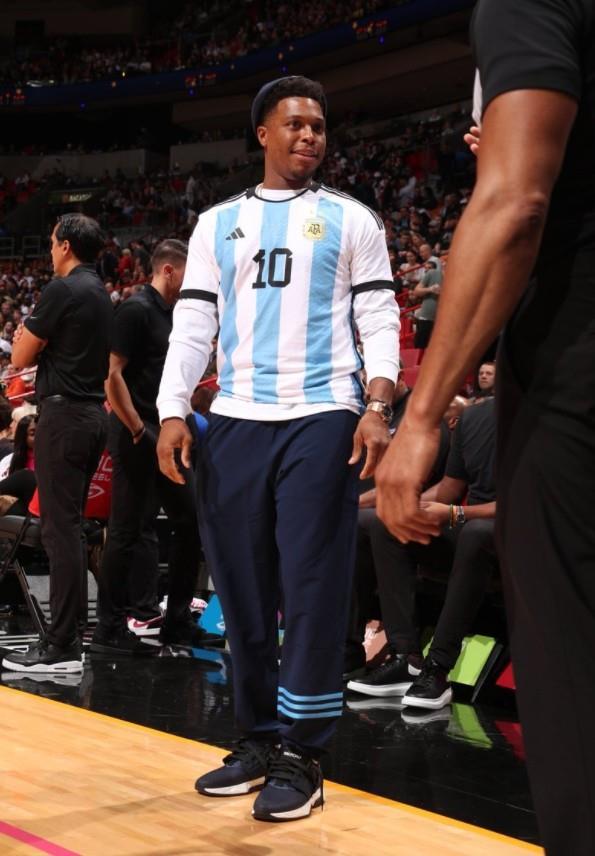 未卜先知？NBA迈阿密热火后卫洛瑞去年就穿着梅西球衣亮相