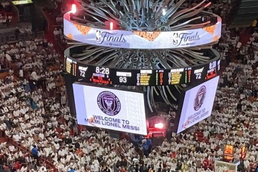 牌面满满，NBA总决赛热火主场大屏幕欢迎梅西加盟迈阿密国际