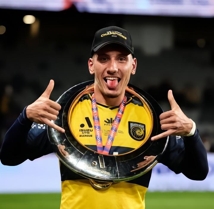 夏窗首签！官宣：中央海岸水手中卫特里安蒂斯转会至桑德兰