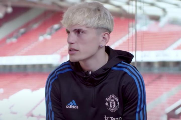 加纳乔：在一对一防守方面，万-比萨卡是世界上最出色的球员