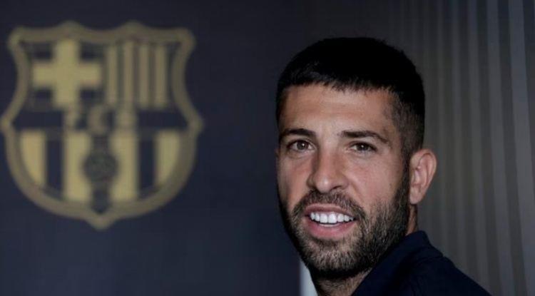 阿尔巴：现在还没收到任何球队报价 梅西让我成为更好的球员