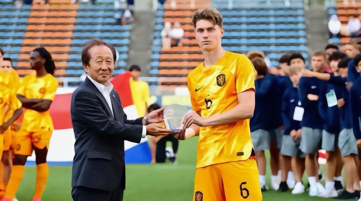 前不久年满16周岁的卡莱伊费尔德(Thijs K