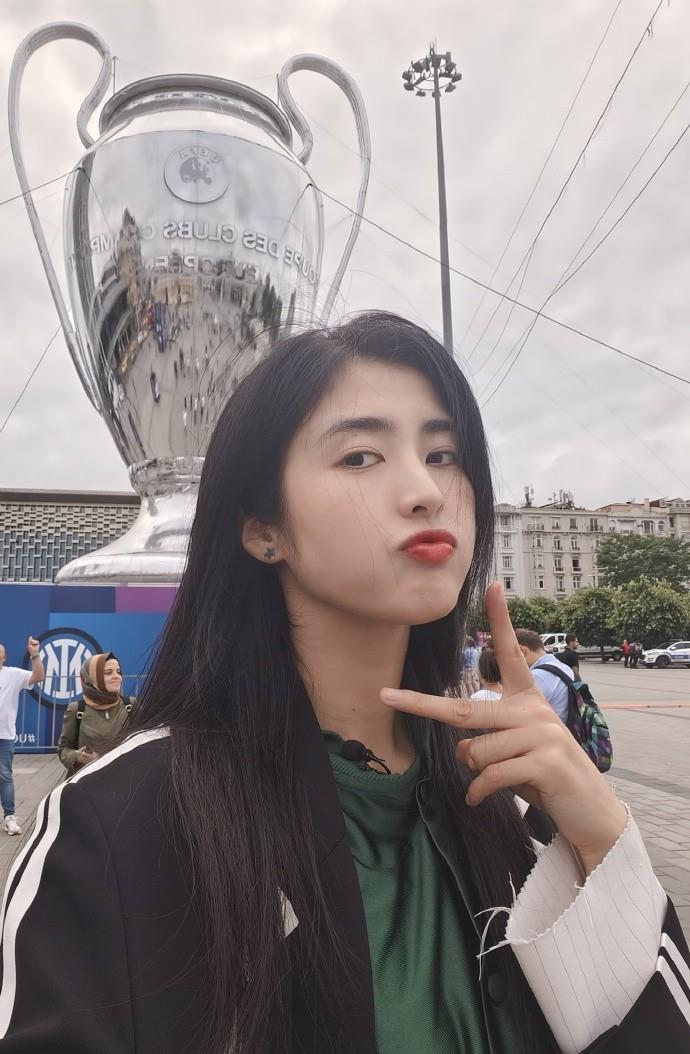 笑容甜美！赵丽娜抵达伊斯坦布尔，与巨型欧冠奖杯合影