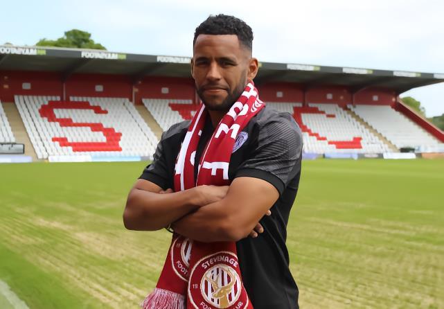 官方 : 斯蒂夫尼奇免签彼得堡联后卫纳坦-汤普森