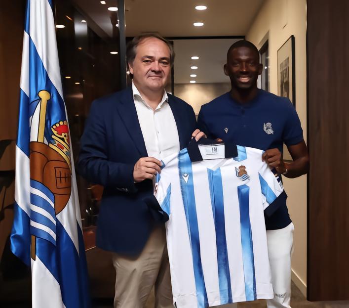 皇社新援后卫：儿时被队友称作大罗，因为我喜欢踩单车过人