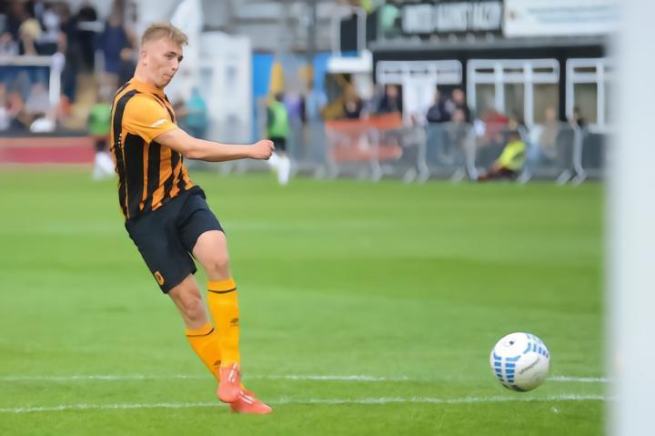 从免费踢球到欧战决赛绝杀，铁锤帮夺冠英雄鲍恩有多励志？