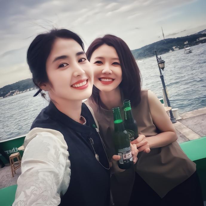 赵丽娜在土耳其偶遇李毅、刘语熙，穿国风元素拍美照