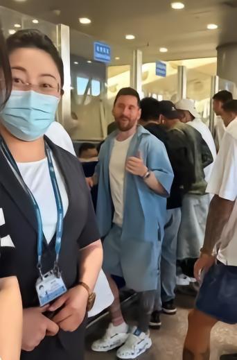 梅西带错护照导致滞留机场，办妥后为工作人员点赞