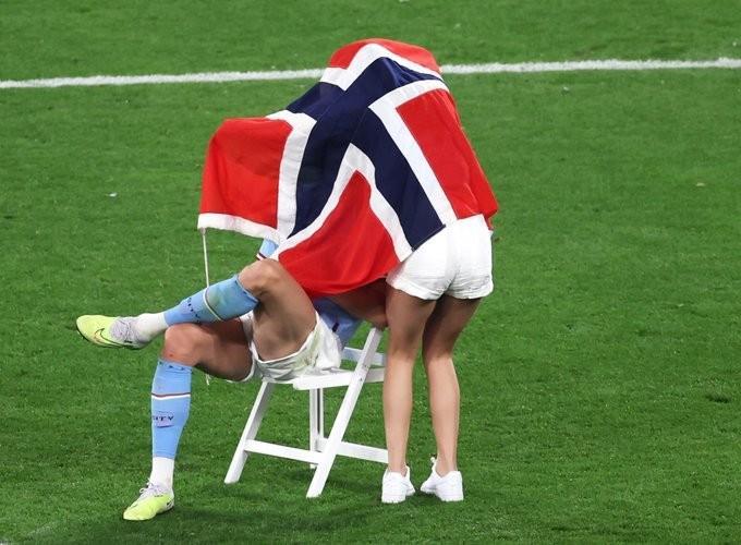 年轻人是懂亲嘴的，哈兰德与女友在国旗下热吻庆祝夺冠