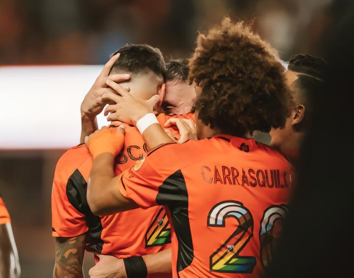 休斯敦迪纳摩4-0洛杉矶，埃斯科瓦尔世界波弑旧主