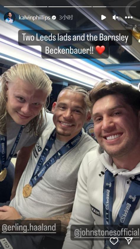 菲利普斯晒合照，并配文：两个利兹小伙子和巴恩斯利贝肯鲍尔