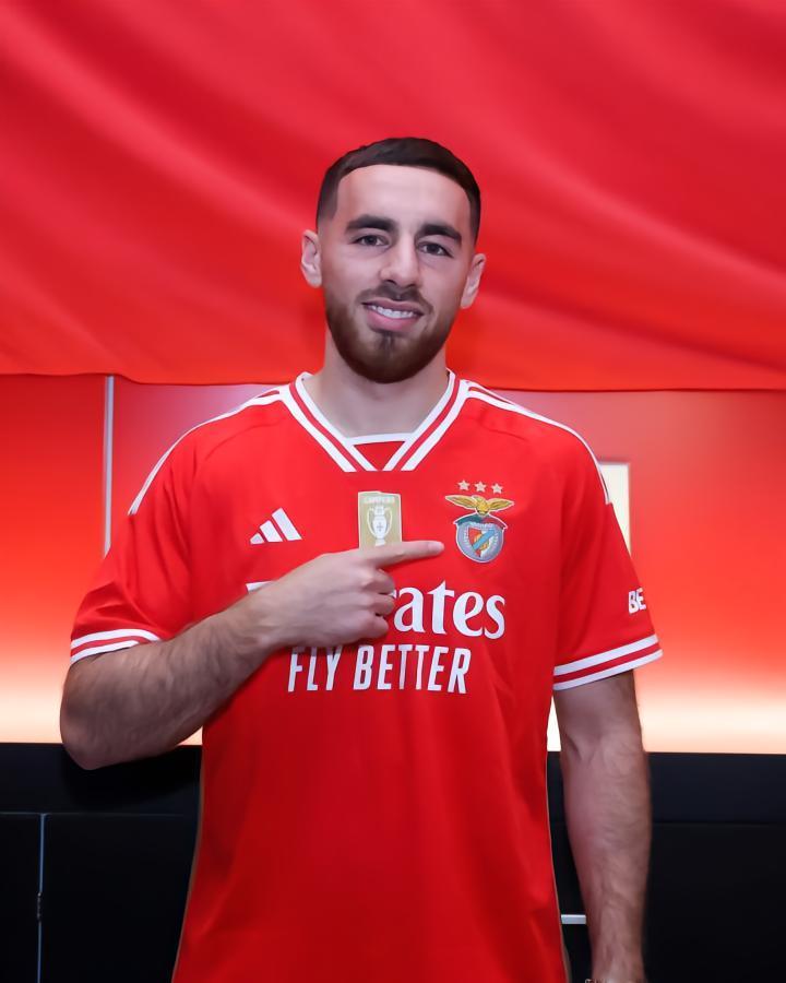 官方：本菲卡签下费耶诺德中场柯克曲，双方签约至2028年