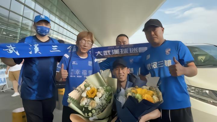 记者：罗森文被诊断为膝盖十字韧带撕裂，已回重庆继续检查