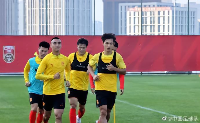 国足官方：韦世豪、邓涵文因伤退出集训，补招刘彬彬