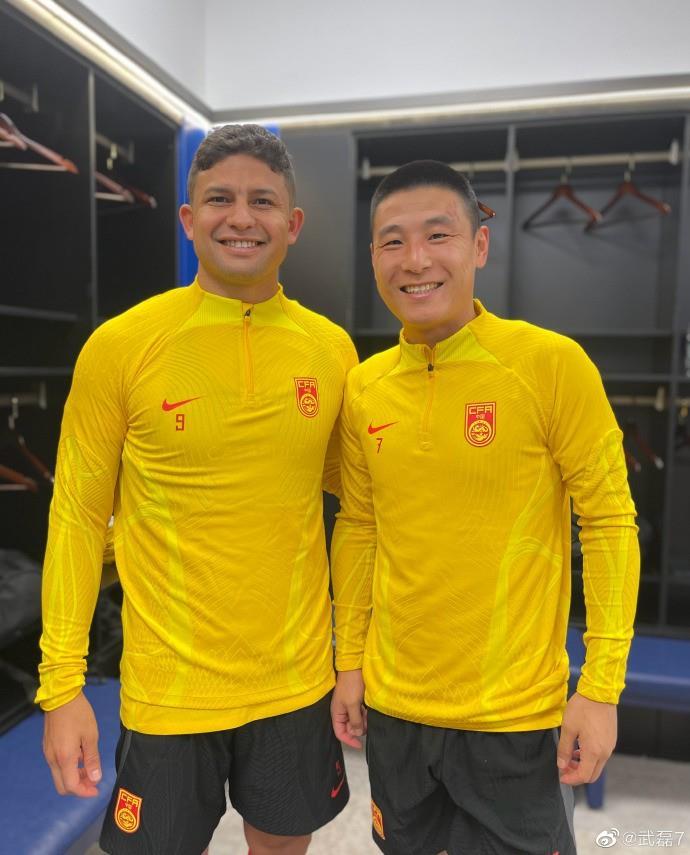 武磊晒与归化国脚艾克森合照：老朋友
