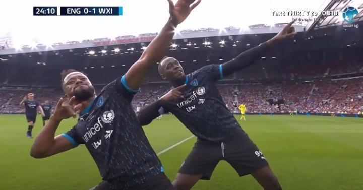 慈善赛世界联队4-2英格兰队，博尔特建功斯科尔斯梦剧场破门