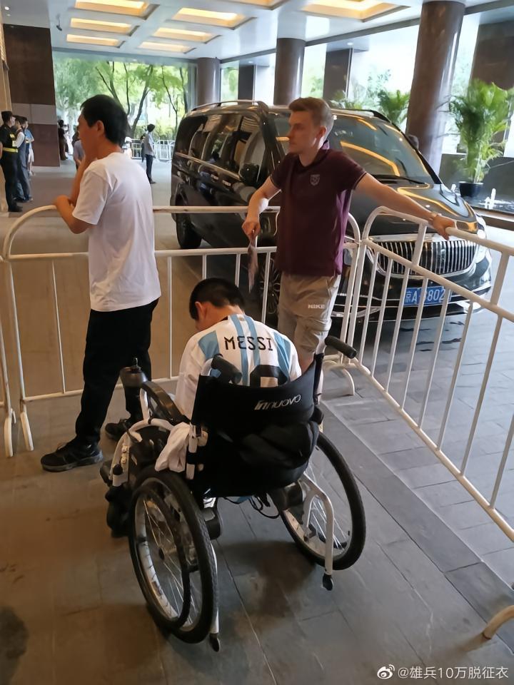 疑似渐冻症患者独自从廊坊来京，在阿根廷下榻酒店外等候梅西