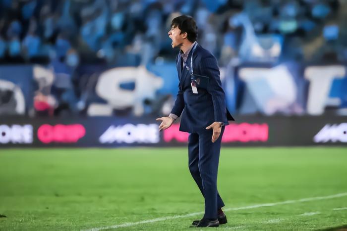 足球报：获得市领导支持，大连人主帅谢晖帅位无忧