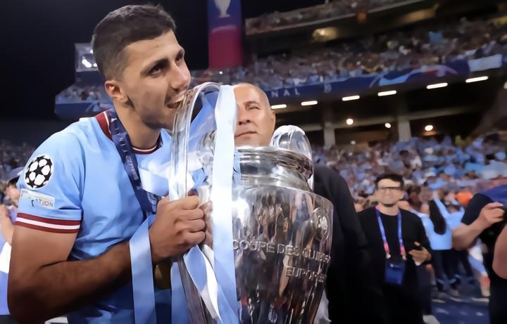 罗德里：这场胜利也属于曼城名宿们；感谢俱乐部对我的信任