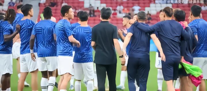 足球报：南通已物色新外援；传言巴萨名宿加布里成为换帅候选