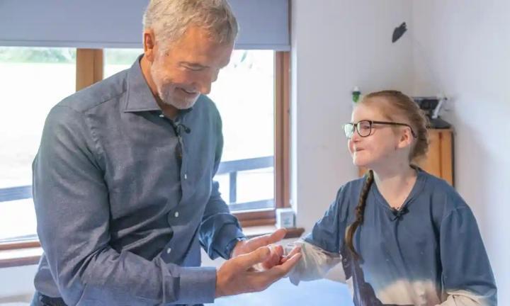 70岁红军名宿索内斯横渡英吉利海峡，为患罕见病儿童筹集善款