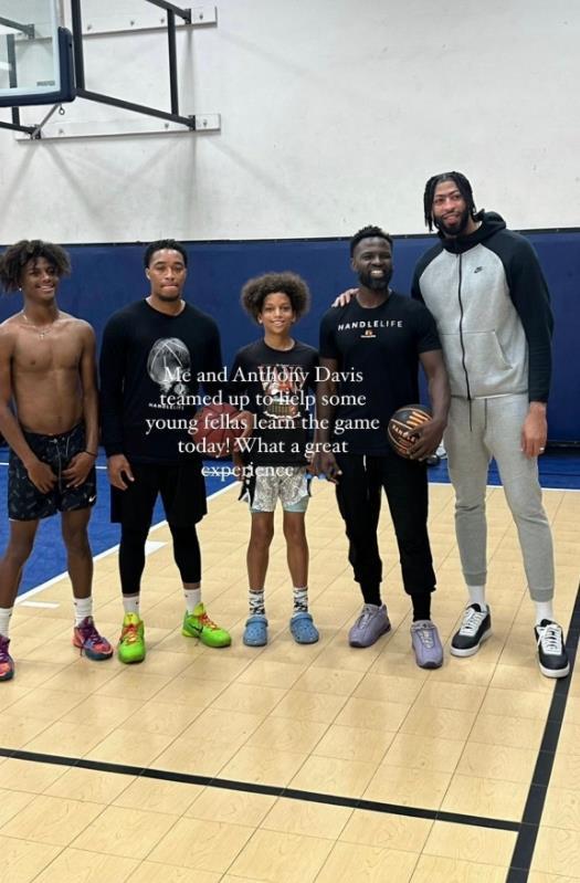 休赛期没闲着！浓眉现身球馆与NBA技巧教练一起指导年轻人