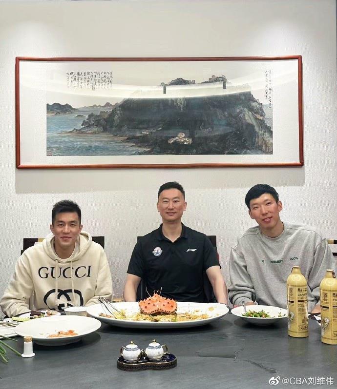 刘维伟晒与郭艾伦&周琦的聚餐合照：下赛季目标你们定吧