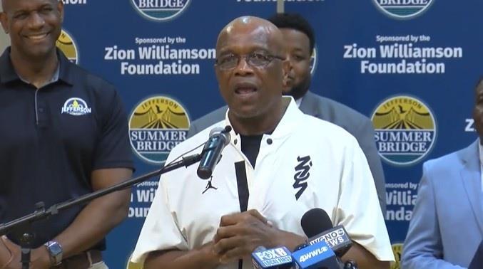 锡安继父：不该相信别人说的或听到的一切 我百分之百支持我儿子