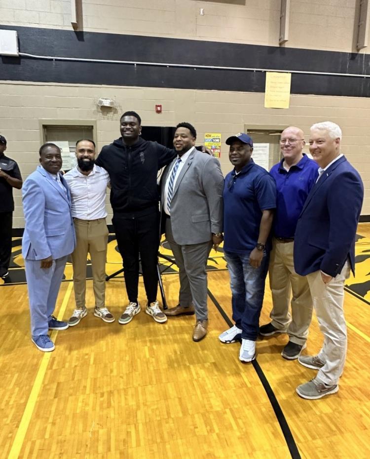 没受桃色绯闻影响？锡安参与学校合作项目 与他人合影时面露微笑