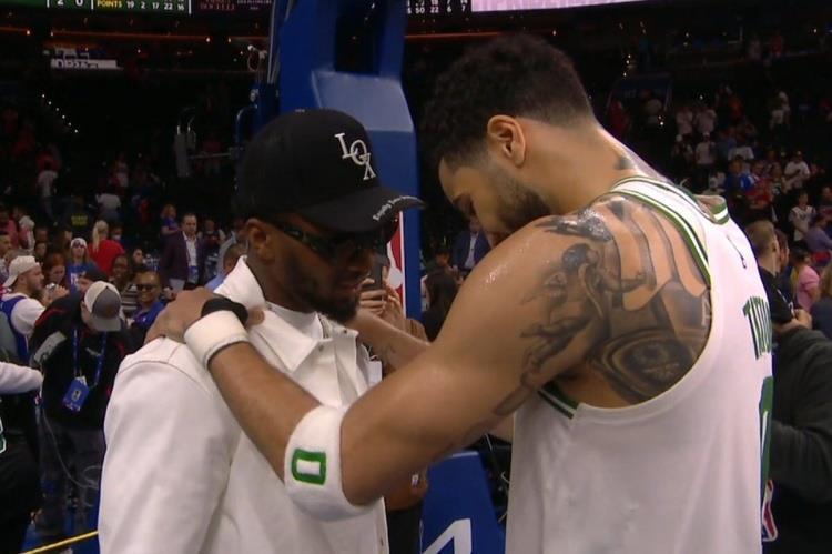 预言家米切尔现场观战并预测塔图姆末节爆发 赛后和獭兔拥抱