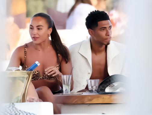 放松心情，贝林厄姆和朋友在希腊度假