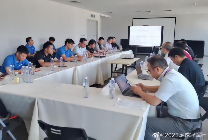 比赛监督给各方开会，主办方、阿根廷球队经理等出席
