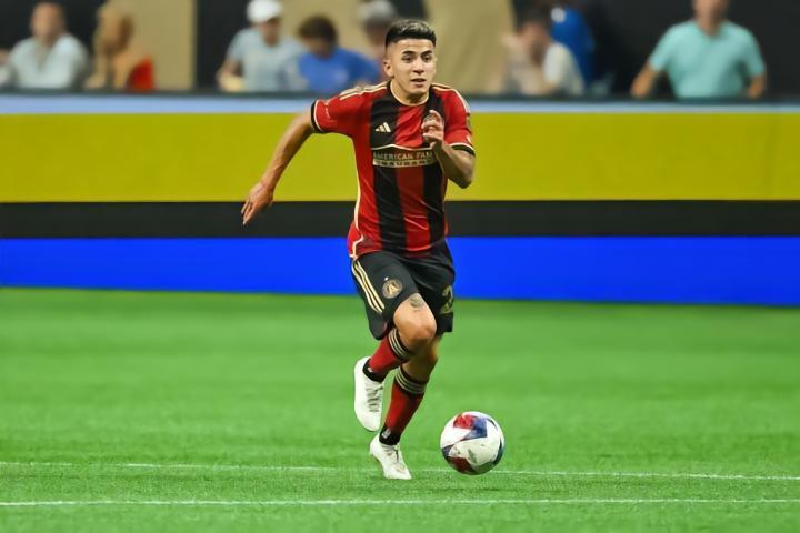 米体：米兰有意引进阿根廷中场阿尔马达，双方已进行接触