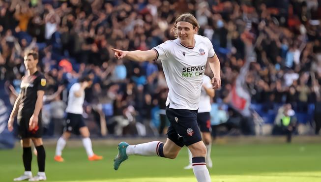 官方 : 博尔顿与冰岛前锋博瓦松签订续约合同