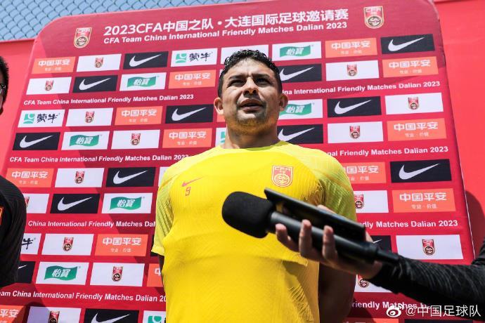 6月14日，中国国家男子足球队继续在大连梭鱼湾体