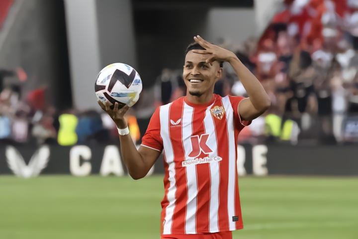 拉扎罗：首个旅欧赛季自己踢得很棒，首次戴帽对我意义非凡