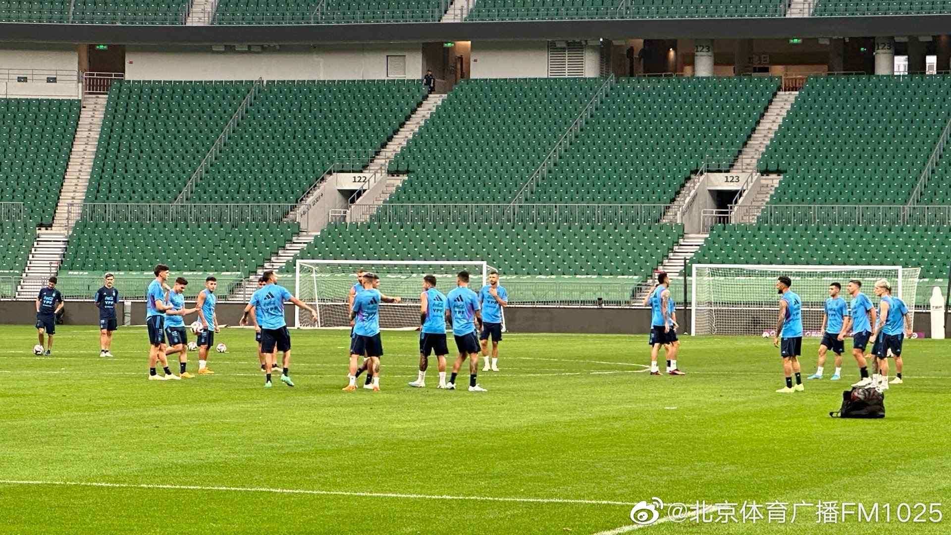 梅教练梅西15分钟公开训练全程坐在替补席上，与教练组交谈